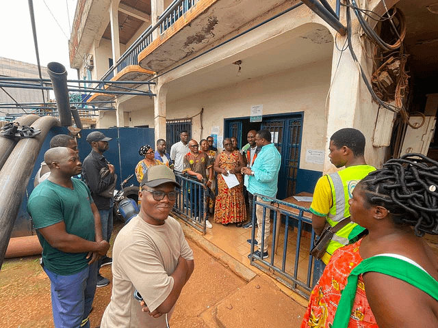 Ouverture Exceptionnelle des agences et Centres Camwater : le Directeur Général en visite à l’agence d’Etoudi pour encourager les équipes mobilisées samedi