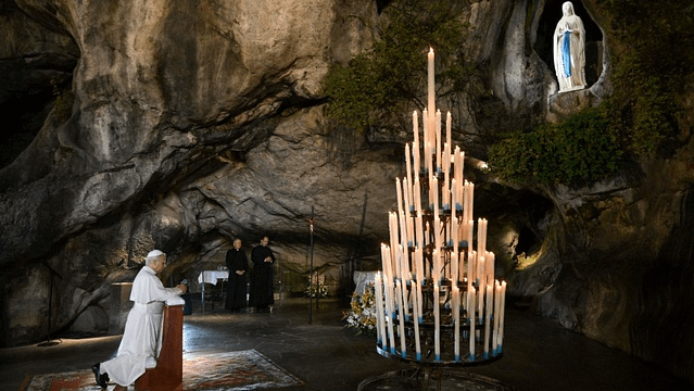 À Lourdes, le Pape confie la France à la Vierge Marie