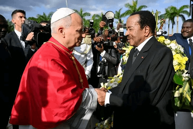 Le Pape Léon 14 reçu au perron du palais par Paul Biya