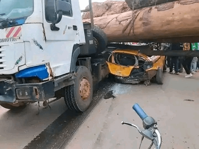 Mfoundi : Un grumier percute très violemment 02 taxis et fait plusieurs morts au quartier Biteng ( Bilan indisponible)