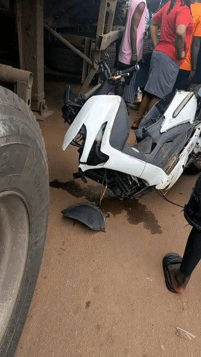 Mfoundi : Un policier à bord d’un scooter percute violemment une semi-remorque au lieu dit Dovv Mimboman et décède sur-le-champ
