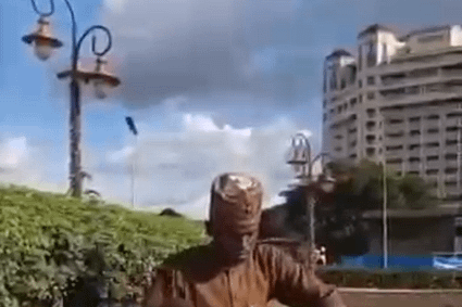 Cameroun : Un partisan du candidat Issa Tchiroma arrêté pour avoir profané les portraits de Paul Biya