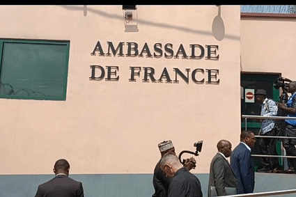 Bruno Bidjang s&rsquo;attaque de nouveau très bruyamment à la France : » Vous savez que la France loue son ambassade à Yaoundé pour 1 franc depuis 1931 ? »
