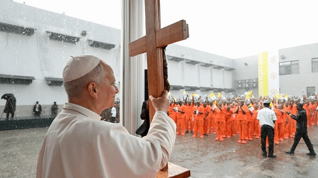 Léon XIV à la prison de Bata: «Personne n’est exclu de l’amour de Dieu»