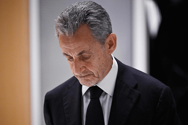 Cellule isolée, douche, télévision, parloirs… Quelles seront les conditions de détention de Nicolas Sarkozy en prison ?