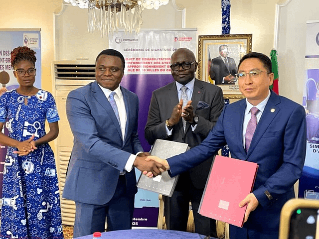 La CAMWATER signe un important accord pour la mise en œuvre du projet de réhabilitation et de renforcement des systèmes d’approvisionnement en eau potable de 10 villes du Cameroun