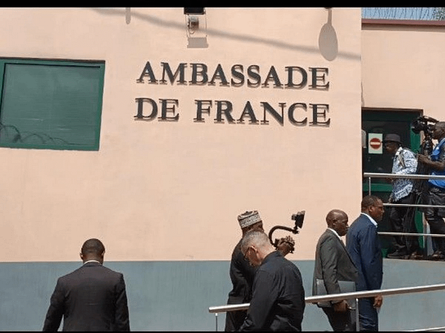 Bruno Bidjang s’attaque de nouveau très bruyamment à la France : » Vous savez que la France loue son ambassade à Yaoundé pour 1 franc depuis 1931 ? »