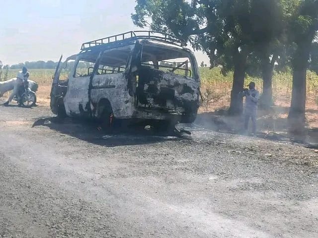 Extrême -Nord : Un car de transport en commun de marque Toyota réduit en cendres sur l’axe Maroua -Mokolo