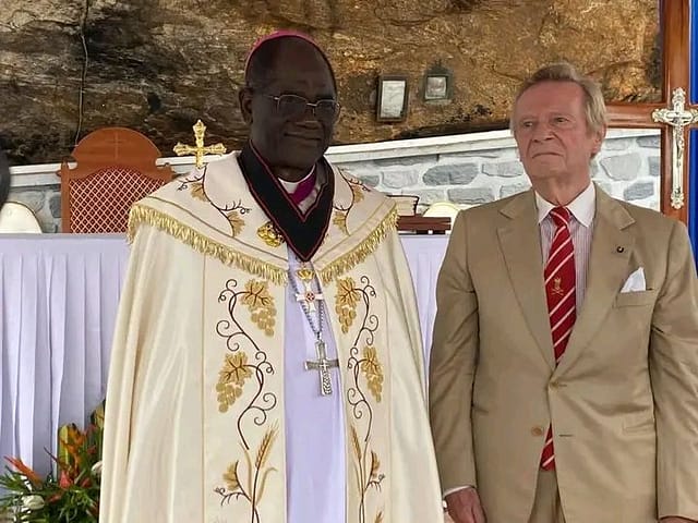 Église catholique romaine : Mgr Jean Mbarga décoré par l’ambassadeur de l’ordre souverain et militaire de Malte au sanctuaire des bénédictins du Mont-Febé
