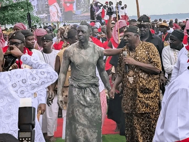 Wouri : Sa Majesté  Louis Din Dika Akwa 4 intronisé