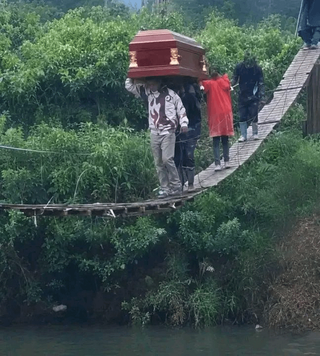 Sud-Ouest : un cercueil tombe dans un affluent du fleuve Mungo au village Bajoh dans le Kupe-Manenguba